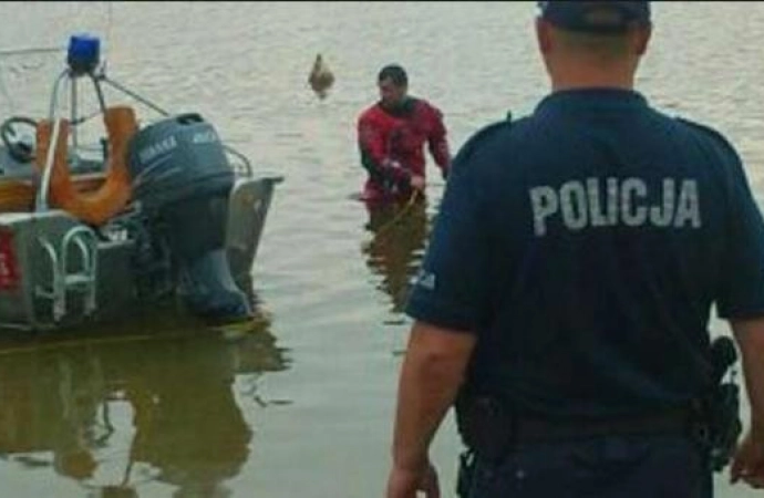 {Tragicznie zakończył się wypoczynek turystów nad Jeziorem Tałty w Starych Sadach. We wtorek w nocy utonął 45-letni mężczyzna.}